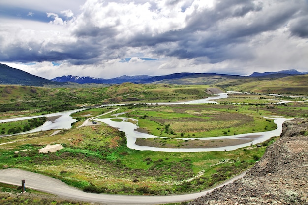 Valle con río en el Parque Nacional Torres del Paine, Patagonia, Chile