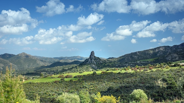 Foto valle del río sirkatis con roca independiente de kourvellos en el medio de la zona de lefkara chipre