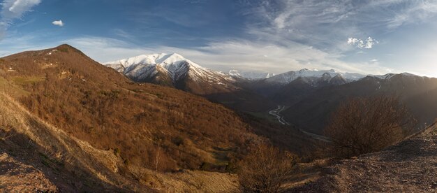 Valle del río Zelenchuk en las montañas del Cáucaso