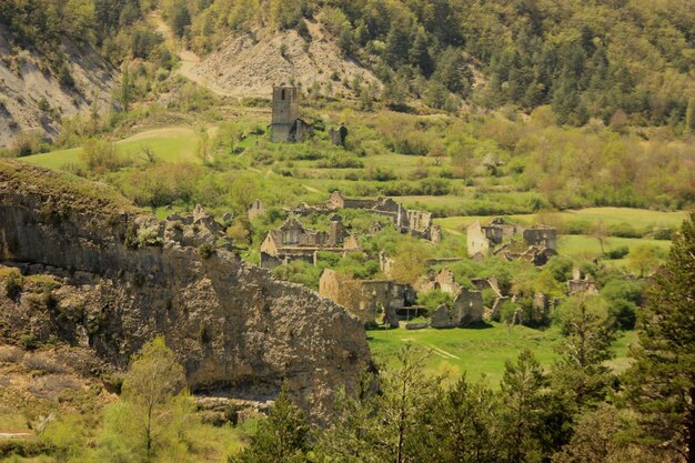 Foto valle del ro ara y pueblo abandonado de janovas. pirineos. huesca. arquitectura en ruinas.