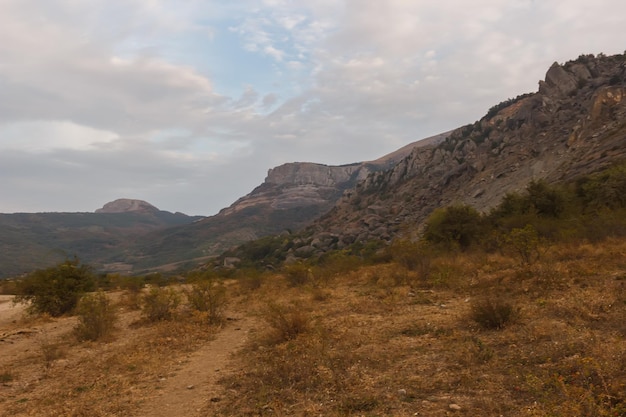 Valle y rocas cerca de Demerdzhi Rocks