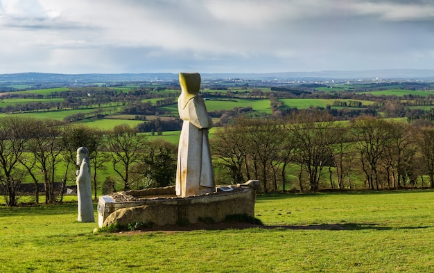 Foto valle de los santos y sus estatuas de piedra en bretaña, francia