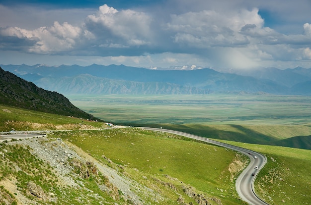 Valle de Suusamyr, paisaje de montaña. Kirguistán.