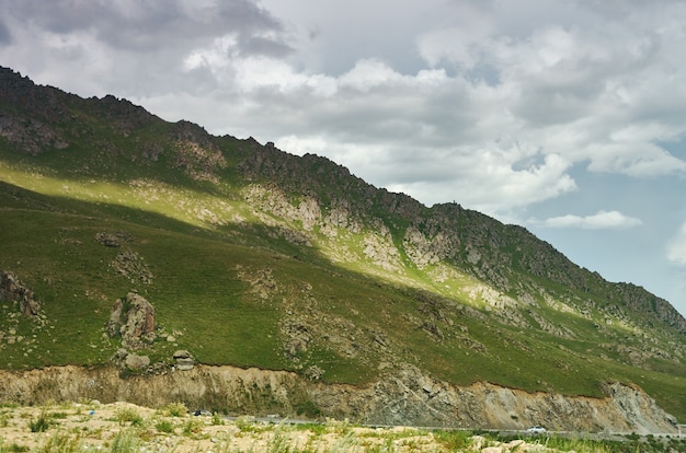 Valle de Suusamyr, paisaje de montaña. Kirguistán.