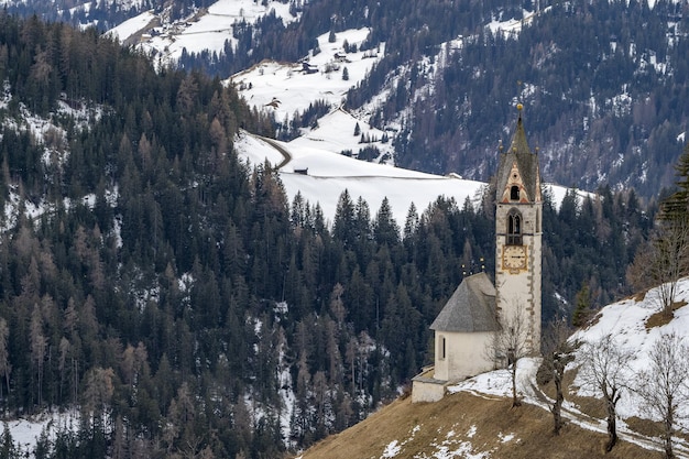 La valle La val dolomitas iglesia de montaña en invierno