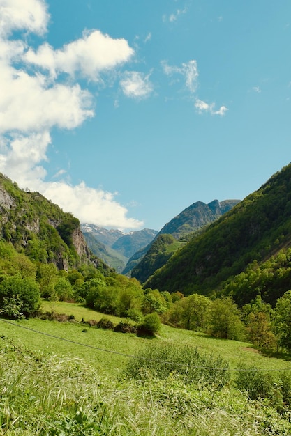 Foto valle de verano alta francia cordillera de los pirineos fondo de viaje vintage