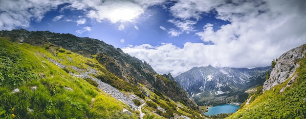 El valle verde, el lago Strbske Pleso. Los Tatras