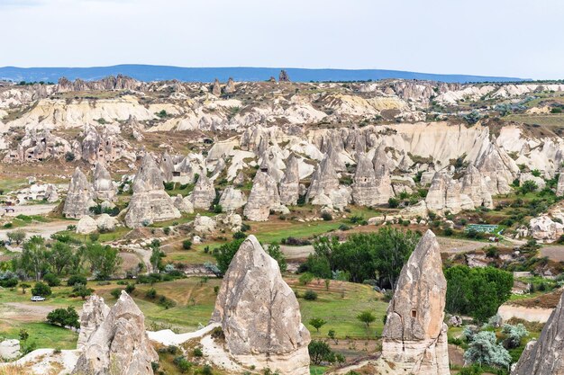 Valle en viejas montañas en el Parque Nacional de Goreme