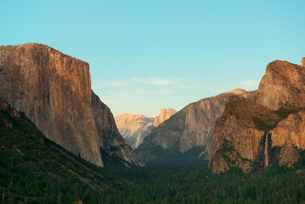 Valle de Yosemite al atardecer con montañas y cascadas