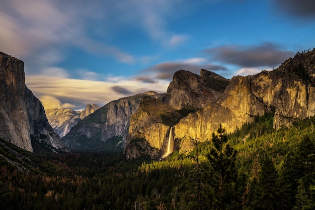 Valle de Yosemite y caída de Bridalveil al atardecer