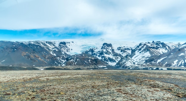 Valles montañosos y volcán alrededor de la entrada de la cueva de hielo, un hito muy famoso en los viajes a Islandia