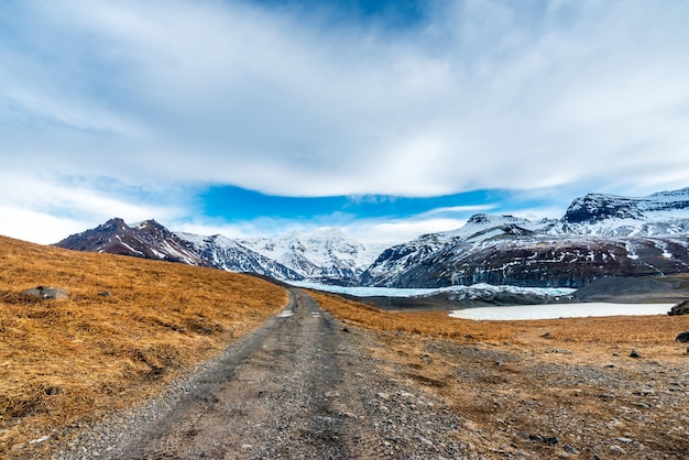 Valles montañosos y volcán alrededor de la entrada de la cueva de hielo, un hito muy famoso en los viajes a Islandia