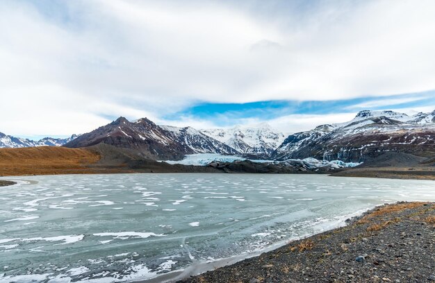 Valles montañosos y volcán alrededor de la entrada de la cueva de hielo, un hito muy famoso en los viajes a Islandia