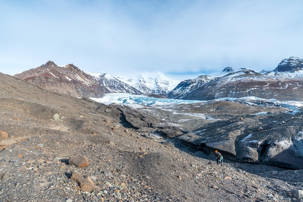 Valles montañosos y volcán alrededor de la entrada de la cueva de hielo, un hito muy famoso en los viajes a Islandia