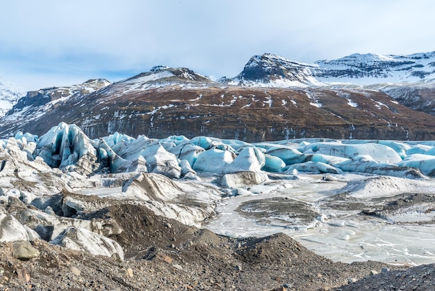 Valles montañosos y volcán alrededor de la entrada de la cueva de hielo, un hito muy famoso en los viajes a Islandia