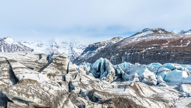 Valles montañosos y volcán alrededor de la entrada de la cueva de hielo, un hito muy famoso en los viajes a Islandia