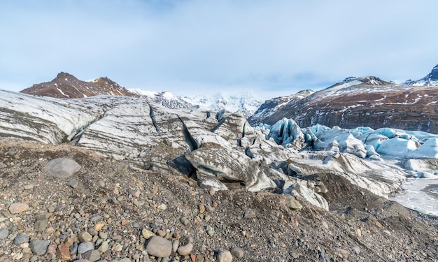 Valles montañosos y volcán alrededor de la entrada de la cueva de hielo, un hito muy famoso en los viajes a Islandia