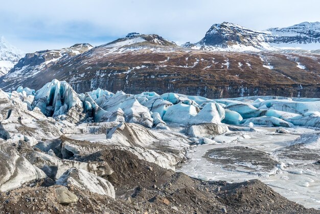 Valles montañosos y volcán alrededor de la entrada de la cueva de hielo, un hito muy famoso en los viajes a Islandia