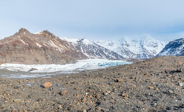 Valles montañosos y volcán alrededor de la entrada de la cueva de hielo, un hito muy famoso en los viajes a Islandia