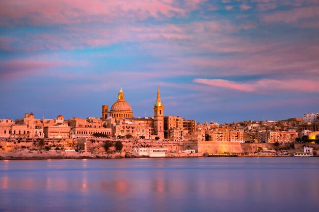 Valletta Skyline en la hermosa puesta de sol desde Sliema con las iglesias de Nuestra Señora del Monte Carmelo y la Pro-Catedral Anglicana de San Pablo, La Valeta, ciudad capital de Malta