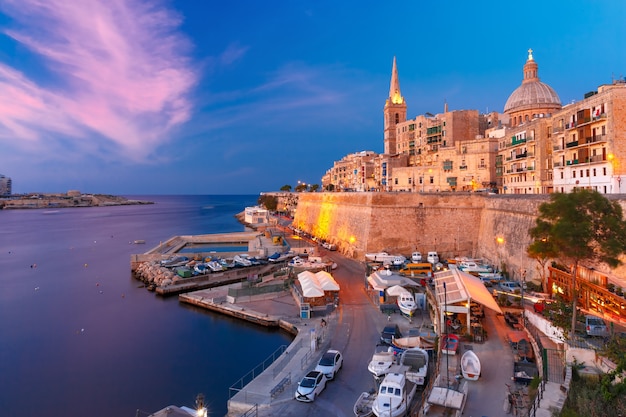 Valletta Skyline mit Kirche Unserer Lieben Frau vom Berg Karmel und St. Paul's Anglican Pro-Cathedral, bei wunderschönem Sonnenuntergang, Valletta, Hauptstadt von Malta