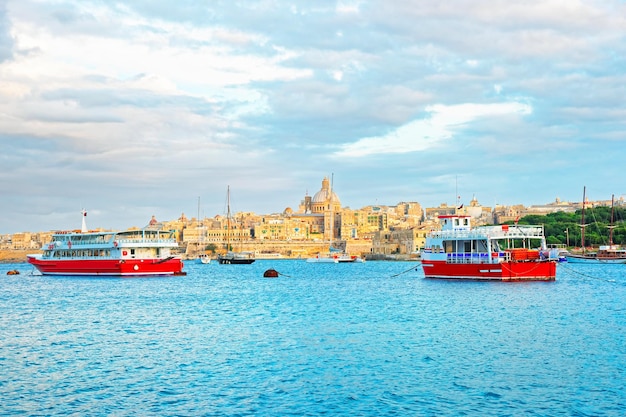 Valletta Skyline mit St. Paul Cathedral und Fähren, Insel Malta