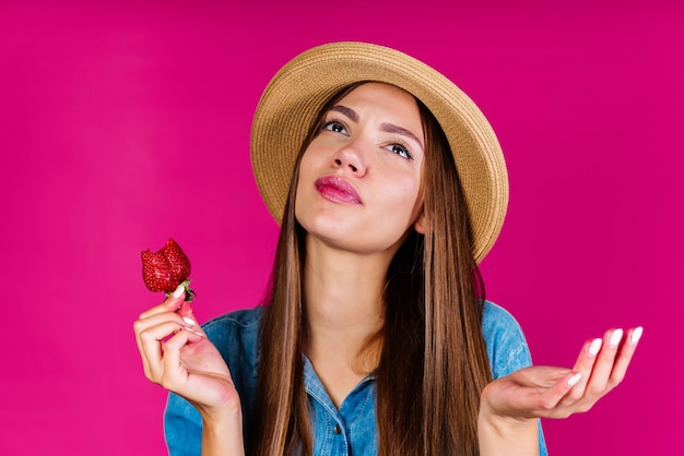 Foto un, valor en cartera de mujer, un, fresa, y, un, sombrero de paja