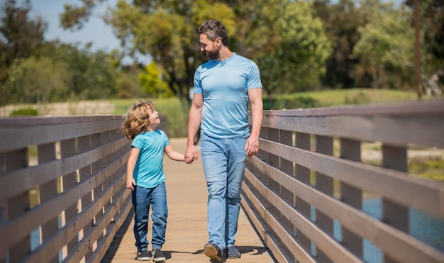 Valor da família. infância e paternidade. pai relaxa com menino criança. pai com filho