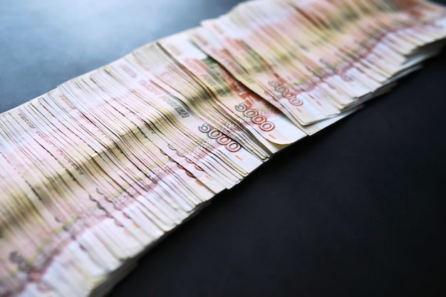 Valor nominal do dinheiro russo de cinco mil rublos Closeup de rublos russos O conceito de FinançasFundo e textura do dinheiro