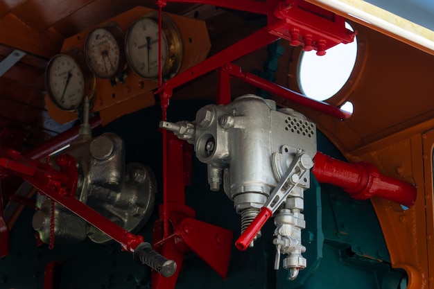 Válvula de control de primer plano de la locomotora de vapor. Las válvulas direccionales permiten que el vapor fluya a través del sistema de accionamiento del motor de la locomotora de vapor. Industria del transporte ferroviario. El tren operaba con aceite de horno.