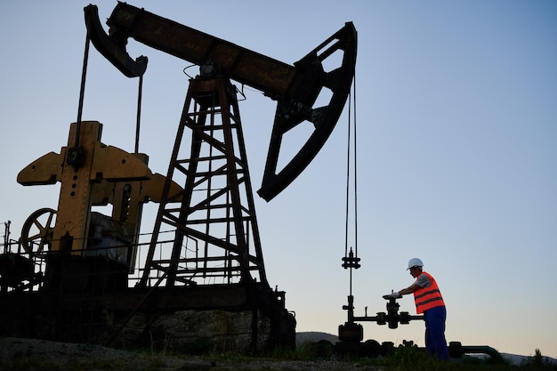 Foto válvula reguladora do petroleiro no oleoduto perto do jaque da bomba