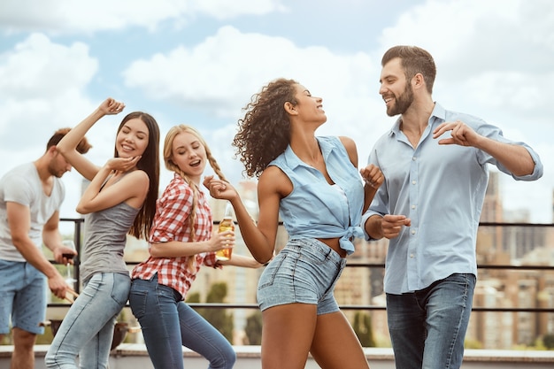 Foto vamos a bailar un grupo de jóvenes felices y juguetones que están bailando y divirtiéndose