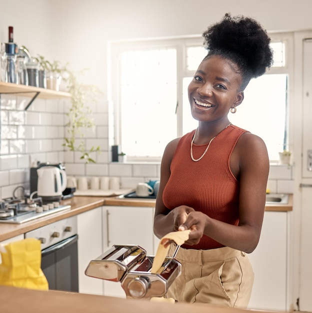 Vamos a cocinar. Foto de una mujer joven cocinando en casa.