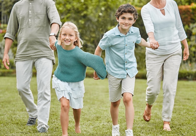 Vamos a jugar Fotografía de una niña y un niño corriendo mientras están afuera con sus padres