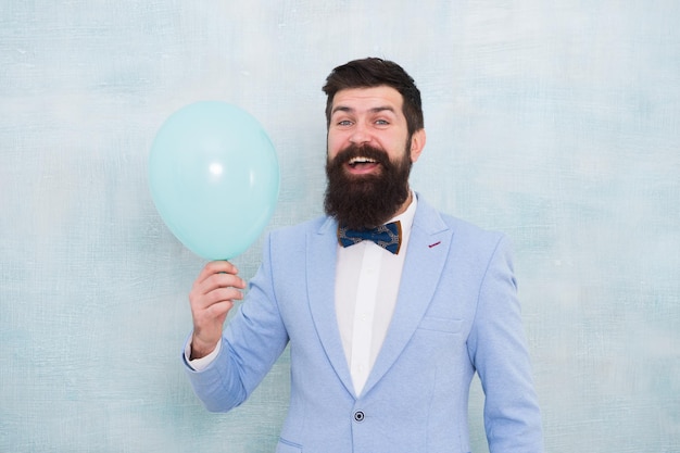 Vamos nos divertir. O laço do smoking azul do noivo do homem segura o balão de ar. Diversão de casamento. Noivo barbudo hipster se divertindo com balão de ar. Meu feliz dia. Cara feliz de humor alegre. Conceito de diversão e felicidade.