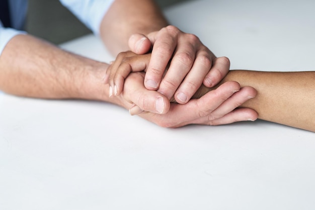 Foto vamos a superar esto juntos captura recortada de dos personas cogidas de la mano con comodidad