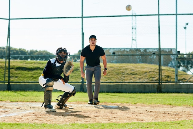 Foto vamos, te tengo toma de cuerpo entero de un joven jugador de béisbol esperando atrapar una pelota durante un partido en el campo