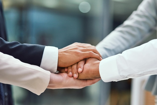 Vamos ter outra chance de sucesso juntos Foto de um grupo de empresários irreconhecíveis unindo suas mãos em unidade