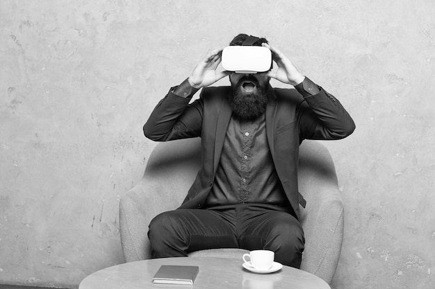 Foto vamos virtual o diretor de homem chocado usa fone de ouvido vr usando realidade virtual em negócios futuros