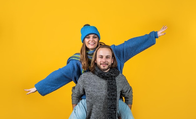 Vamos voar juntos alegre casal apaixonado relações românticas de homem e mulher no inverno o amor pode nos aquecer férias de ano novo e férias moda de malhas aconchegante e confortável para toda a família