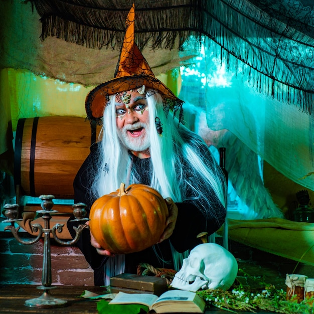 Foto vampir-halloween-konzept halloween-dämon lustiger comic-charakter dracula halloween-kunst bluthautmann