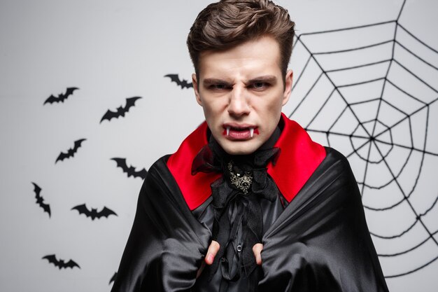 Vampir-Halloween-Konzept - Porträt des wütenden kaukasischen Vampirs, der schreit.