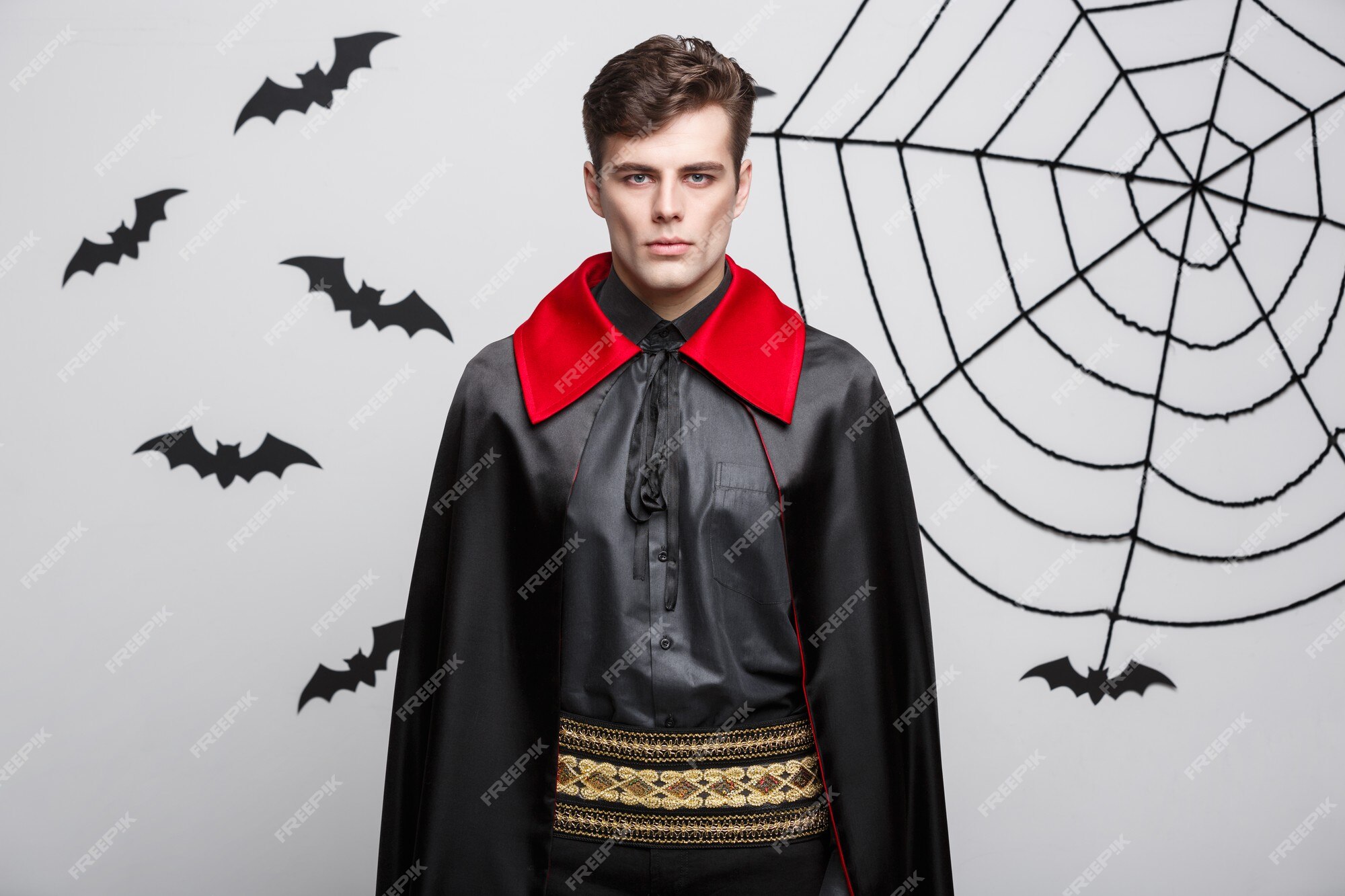 Bonitão Homem Na Fantasia De Vampiro De Halloween Foto de Stock