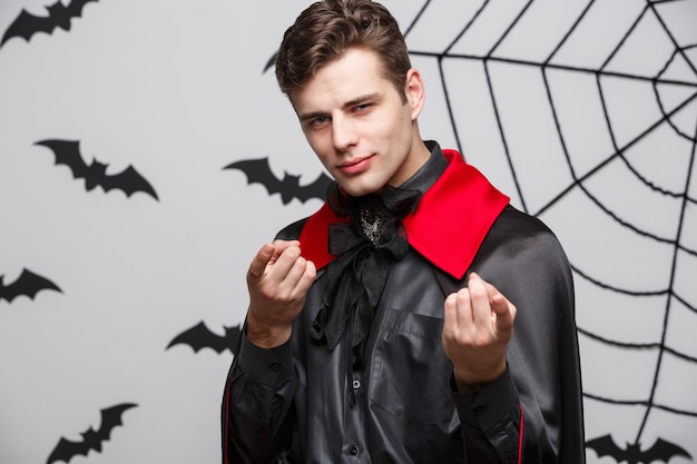 Bonitão Homem Na Fantasia De Vampiro De Halloween Foto de Stock