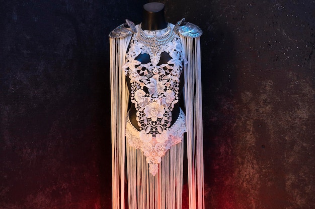 vampiro, vestido feito com renda branca e bijuterias em prata e pedras preciosas. traje no estilo do romantismo do século XIX. feito à mão