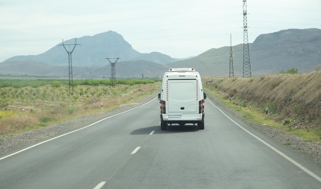 Van de entrega dirigindo na estrada