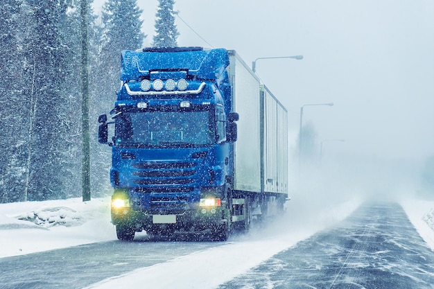 Van na estrada de inverno Rovaniemi, Lapônia, Finlândia