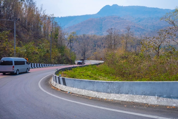 Van na estrada descendo a colina com viagens