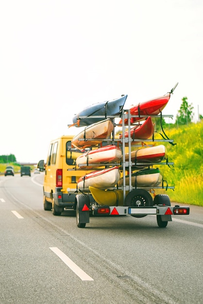 Van transportando barcos na estrada através