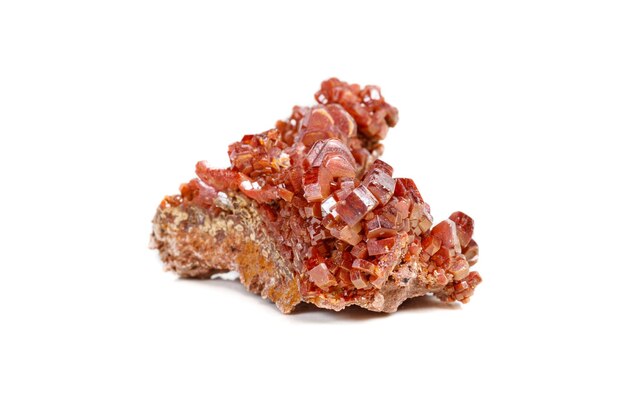 Vanadinite de pedra mineral macro em um fundo branco